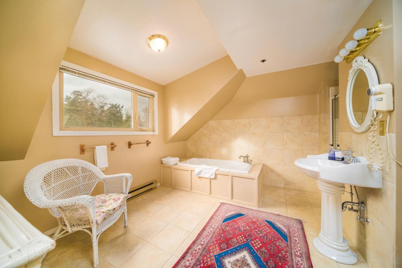 Dashwood Manor Seaside Bed & Breakfast Victoria Extérieur photo