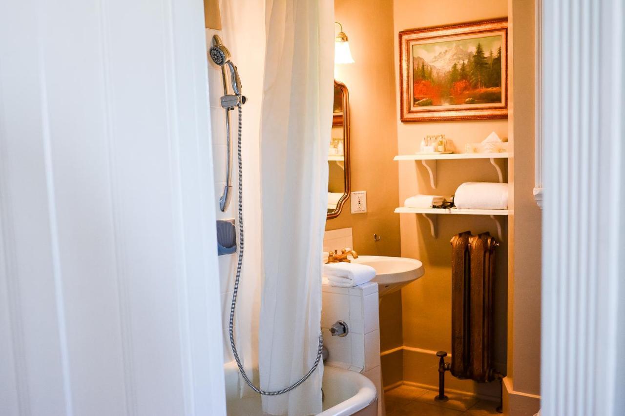 Dashwood Manor Seaside Bed & Breakfast Victoria Extérieur photo