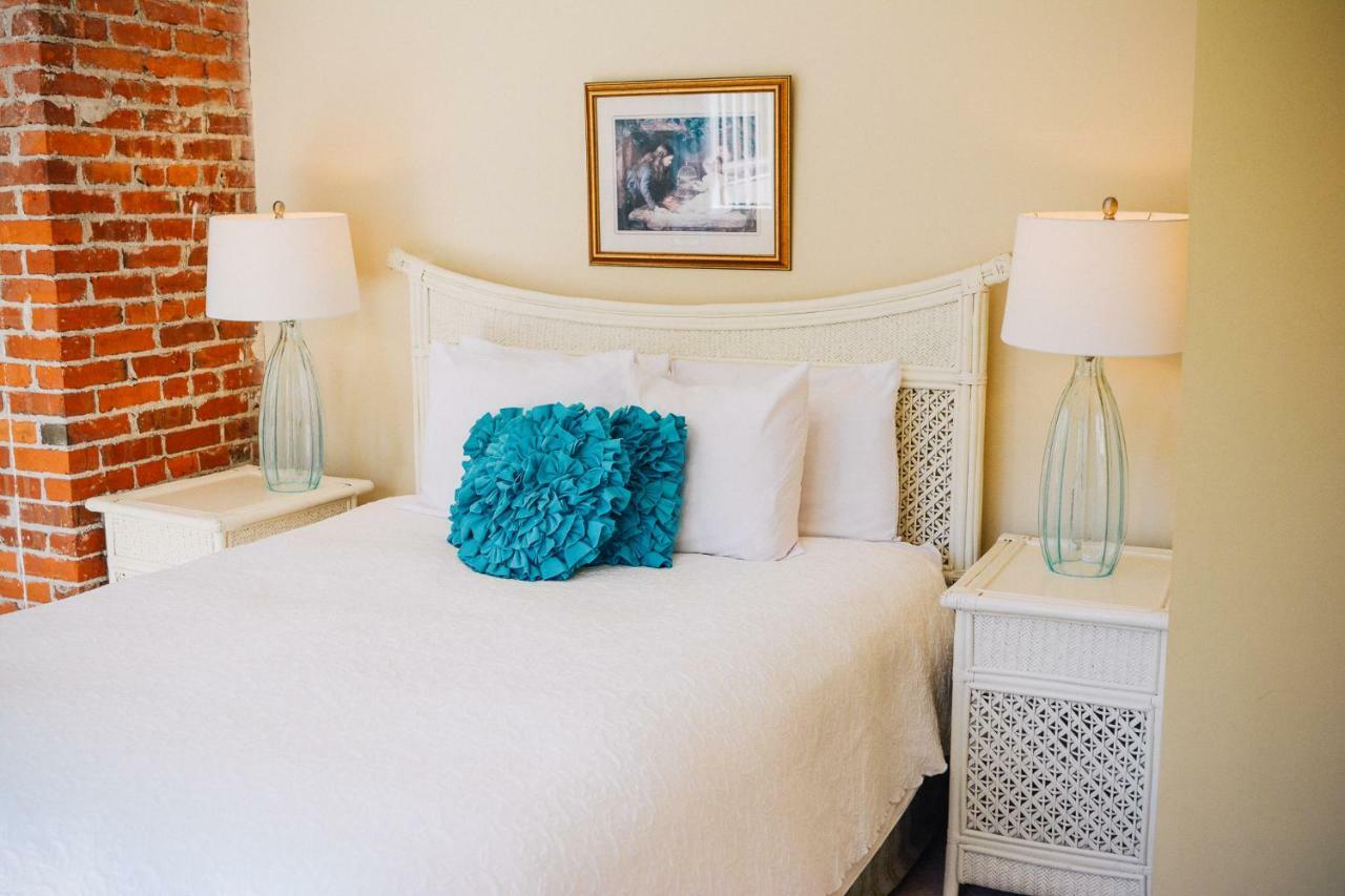 Dashwood Manor Seaside Bed & Breakfast Victoria Extérieur photo