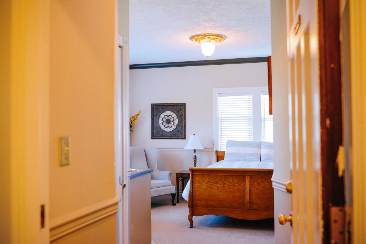 Dashwood Manor Seaside Bed & Breakfast Victoria Extérieur photo
