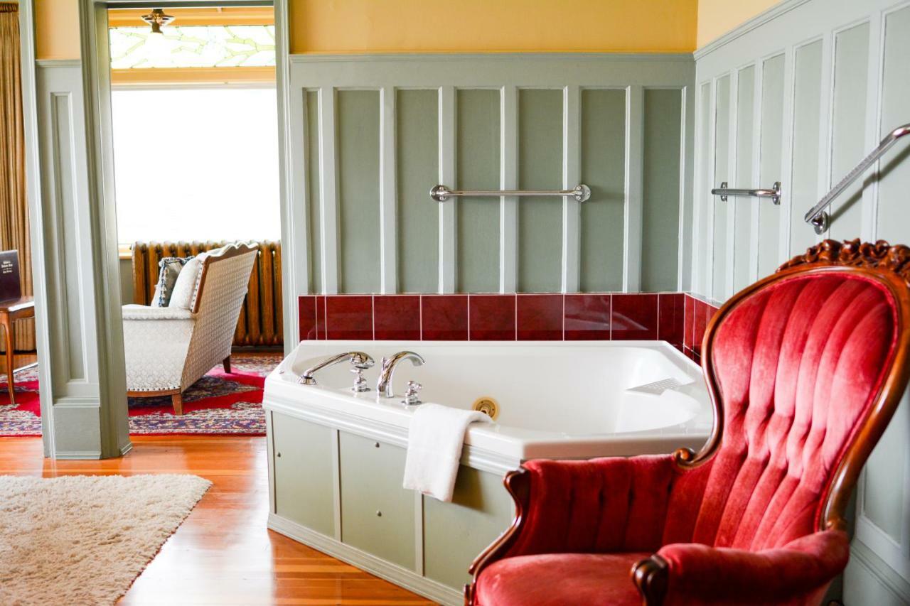 Dashwood Manor Seaside Bed & Breakfast Victoria Extérieur photo